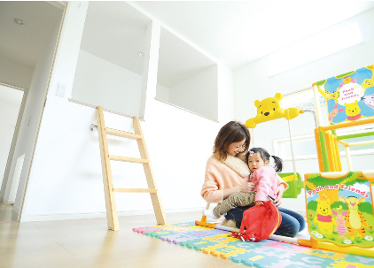 優しい陽が差し込む、広くて明るいお城ハウス（出典：(株)らんどめいど）