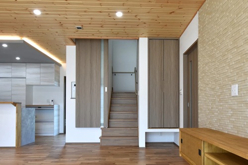 自然の光や風を利用したパッシブデザイン設計の家/出典:(有)上西建設