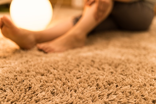 一人暮らしのお部屋でラグを敷くのにはどのようなメリットがあるのでしょうか