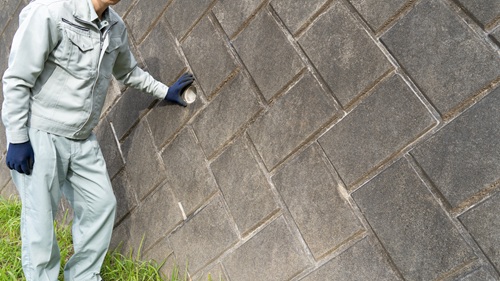 擁壁のある土地の購入にあたって後悔を防ぐためのポイントを解説します