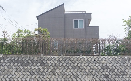 擁壁のある土地を購入すると後悔する？後悔を防ぐために事前にチェックすべきポイントとは