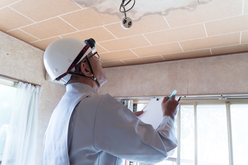 軒のない家は雨漏りのリスクが高くなるため対策が必要です