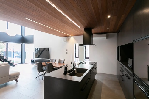 【ビルトインガレージ/リビング床暖房】素材と質感に妥協なく、大人も子どもものびのびと過ごせる家/出典:昭和建設(株)