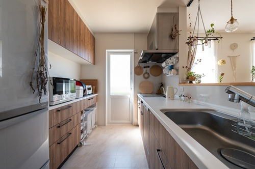 【二階建て/３LDK】無垢床が気持ちいい！愛犬と暮らすナチュラルテイストの家（出典：運船建設(株)）