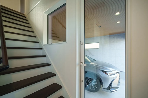 【店舗兼住宅／ビルトインガレージ／２階リビング】（出典：(株)エースホーム）