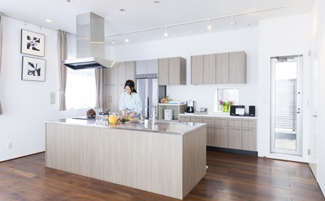 【実例】勝手口っている？いらない？経験者に聞く！それぞれの理由や防犯対策について解説