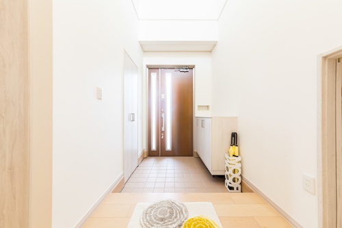 玄関を清潔に保てば、家全体の空気が軽やかになり、前向きな気持ちで過ごせるでしょう