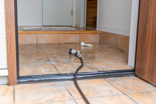 玄関を水で洗い流すのはよくないのでしょうか？