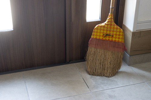 水を使わずに玄関タイルをきれいに保つ掃除方法を紹介します