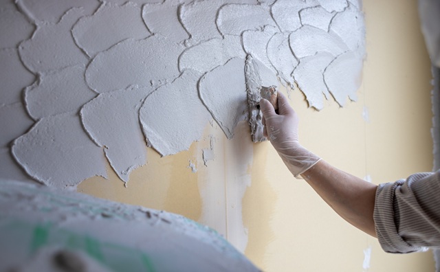 左官工事とは？主な種類や流れ、費用、建築実例、塗装工事との違いを解説