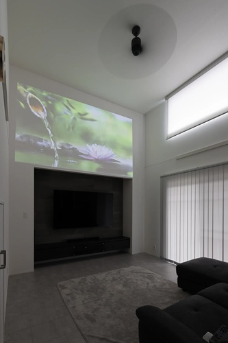 【中心蔵/４LDK】開放的なリビングがまるでシアタールームのよう（出典：(株)橋本　Ｙｙハウジング）