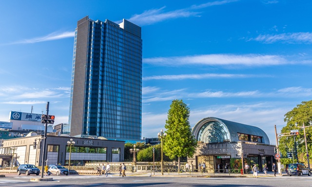 オフィスビルが建ち並び、都会らしい街並みのエリア
