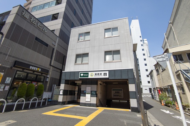 駅周辺の商店街は、昔ながらの雰囲気を残しています