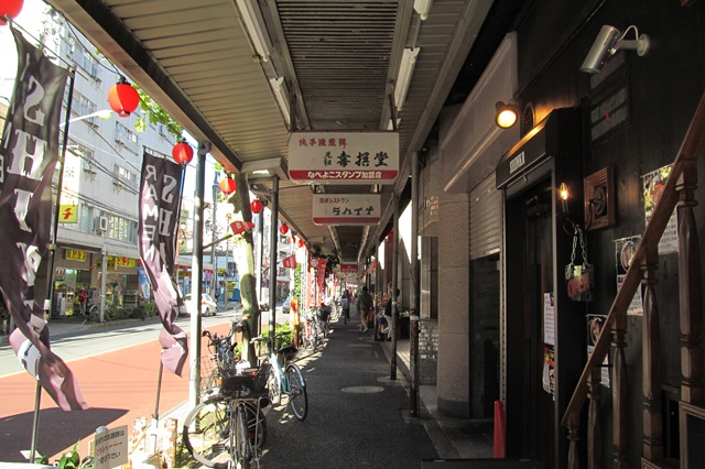 地元で70年以上愛される「鍋屋横丁」。飲食店や食品・日用品店など約100店舗が軒を連ねています