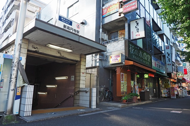 新高円寺駅前から北側JR高円寺駅方面に伸びる「高円寺ルック商店街」。毎年８月には「東京高円寺阿波踊り」も開催されます