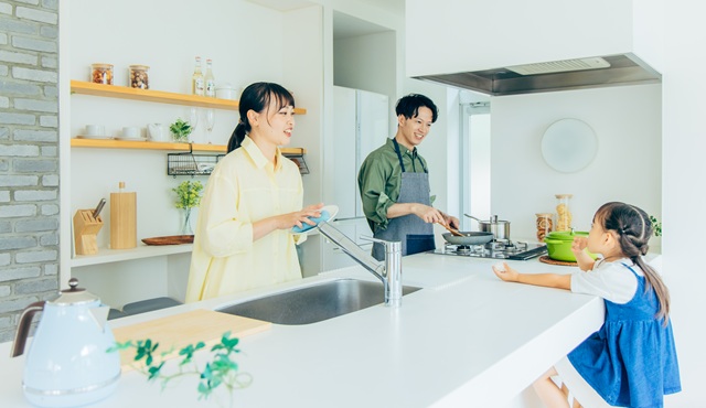 共働きの家事分担って実際どうしてる？リアルな声と家事分担のポイントを解説！
