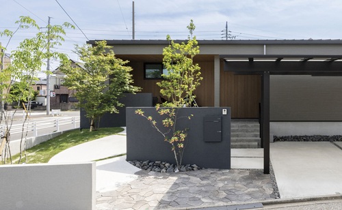 賑やかに集い、穏やかに暮らす。親子二世代が寄り添う平屋建て/出典:(株)アールプランナー