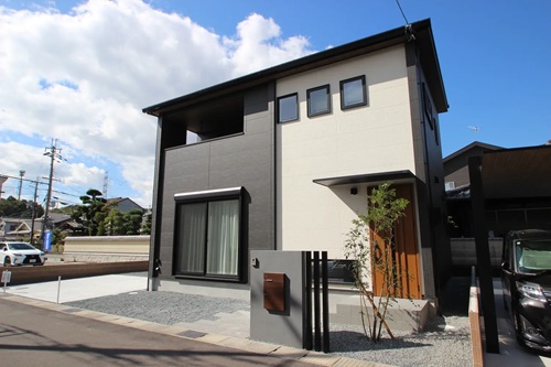 木目が映えるナチュラルモダンの家/出典:ヴェル・ハウジング(株) 姫路中央店