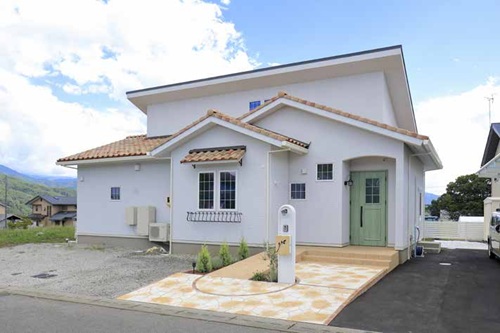 ふたりの暮らしに寄り添う南欧風デザインの明るい平屋/出典:(株)一条工務店