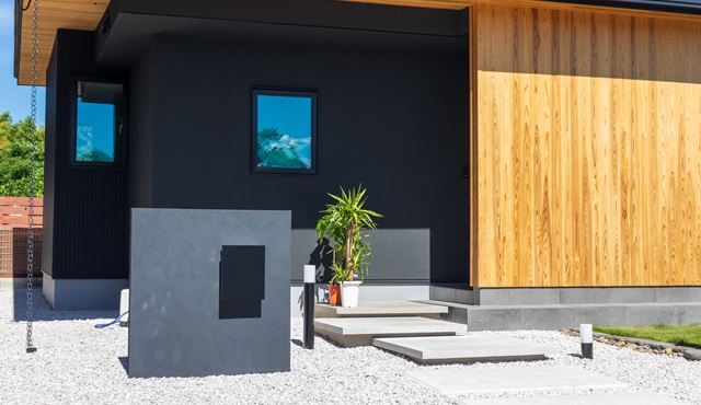 門柱とは？家に必要？メリット・デメリットと建築実例を紹介