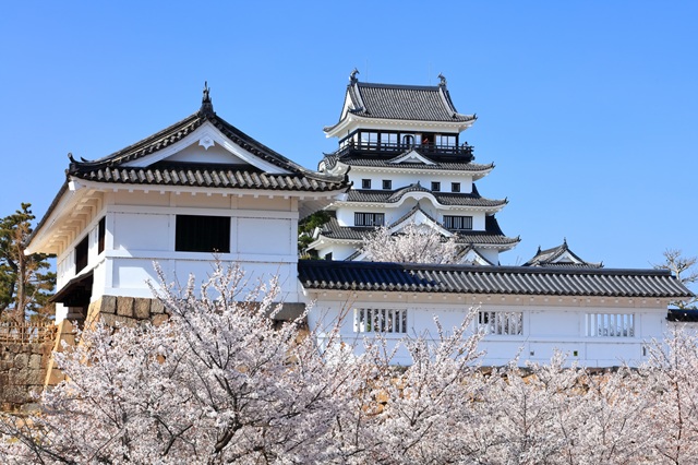 山陽新幹線「福山」駅のホームからも見える「福山城」は福山市のシンボルです