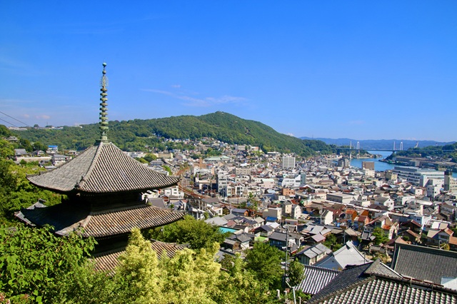 「千光寺」から望む尾道水道沿いの絶景や「猫の細道」をはじめとした古きよき情緒あふれる街並みが魅力