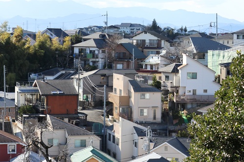傾斜地に家を建てるメリットを紹介します