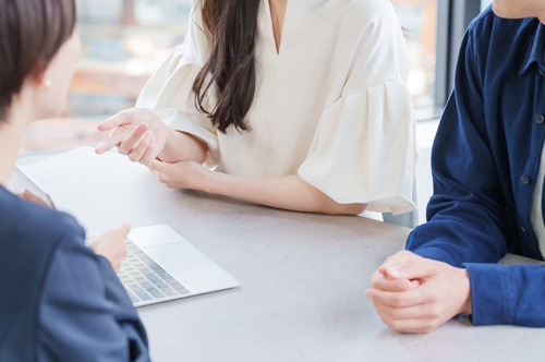 誰かに話を聞いてもらうだけで、気持ちが軽くなることも