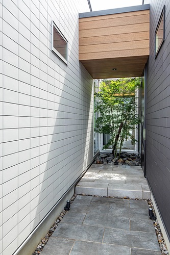 坪庭へと続く路地アプローチの家/出典：クラシスホーム(株)