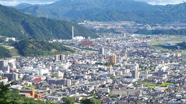広島市内で一番面積が多く緑豊かな山間部で形成されています