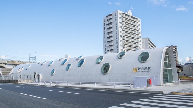 独創的な駅舎が目を引く新白島駅