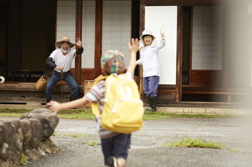 パートナーとお子さんだけで帰省してもらうようにすると、角を立てずに訪問頻度を減らしやすくなります