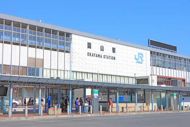 山陽新幹線も利用できるターミナル駅です。路面電車の「岡山駅前」電停への乗り換えもできます