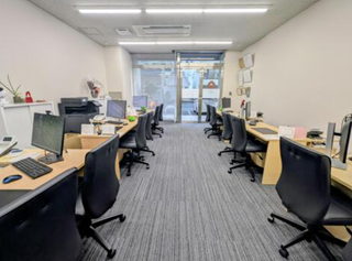 岡山駅より徒歩約11分、「商工ビル」の１階に店舗を構えています