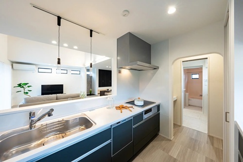 明るく開放的な空間で、心地よい暮らしを。（出典：(株)秀光ビルド　宇都宮店）