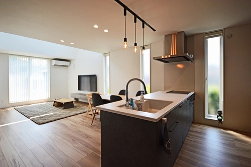 見渡せる、キレイなLDK空間。（出典：(株)ステーツ　富山支店）