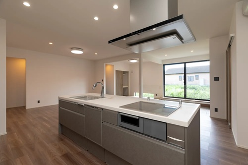 【平屋】すべてがワンフロアに。動線と心地よさを重視した平屋の住まい（出典：(有)関建材）