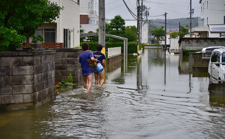 床上浸水とは？被害の具体例や対応手順、事前対策、リフォームにかかる費用相場を解説
