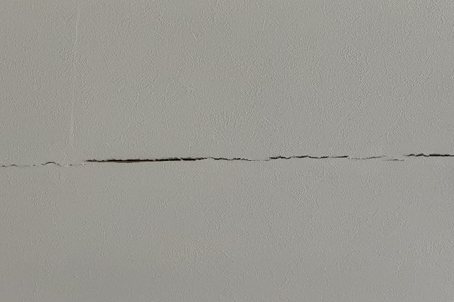 構造クラックは建物の耐久性・安全性がすでに低下している可能性があるためすぐに修理を依頼しましょう