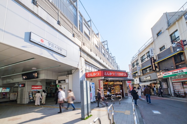 生活密着の商店街が広がる学芸大学駅前