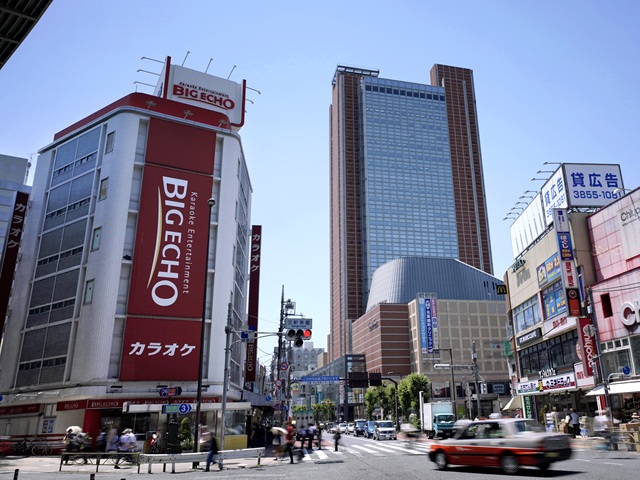 オレンジ色の外観が特徴の「キャロットタワー」が有名な三軒茶屋駅前