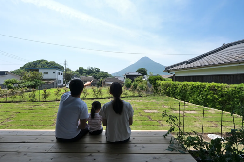 自然豊かな景観に生垣が馴染む庭