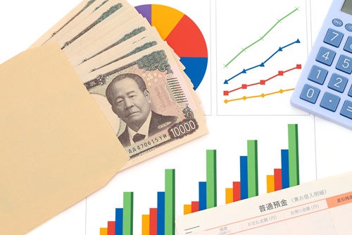 年収300万円の人の割合や年齢層・世帯形態について解説します