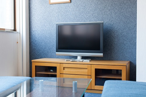 最近はテレビを買わずにプロジェクターで代用する人も増えています