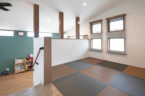 【4LDK/2階建】ガルバリウム材の屋根と勾配天井を利用したスキップフロアのお家(出典:Art Yoshikawa設計事務所 吉川住建)