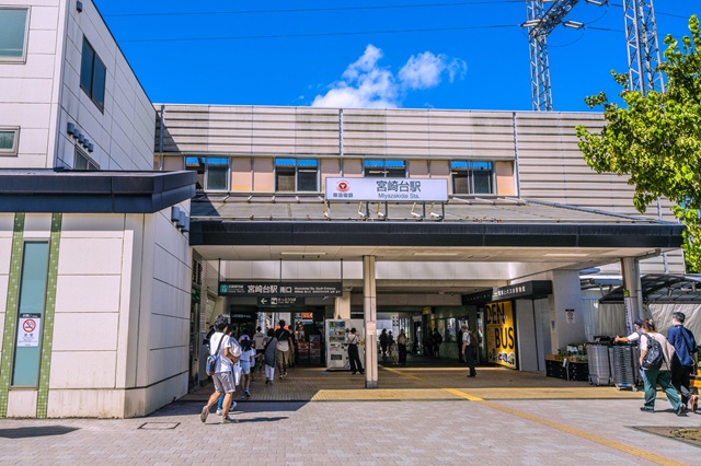 都心へのアクセスのよさと落ち着いた住宅環境を兼ね備えたファミリーに人気の駅です