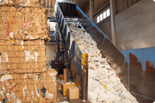 ファクトシートが工場内のベルトコンベアにのせられるイメージ