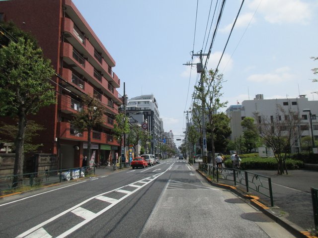 早稲田通り（帝京平成大学中野キャンパス）