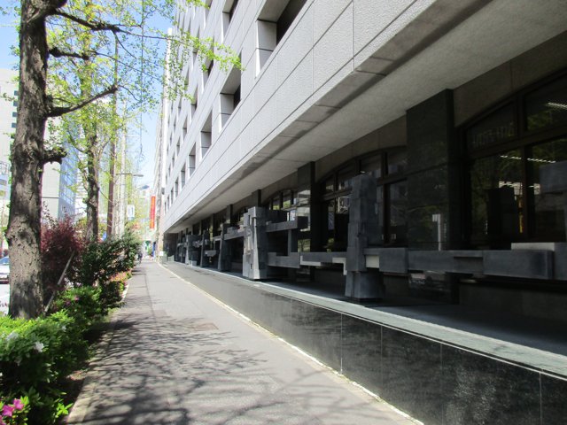 日本大学経済学部本館前（日本大学経済学部キャンパス）