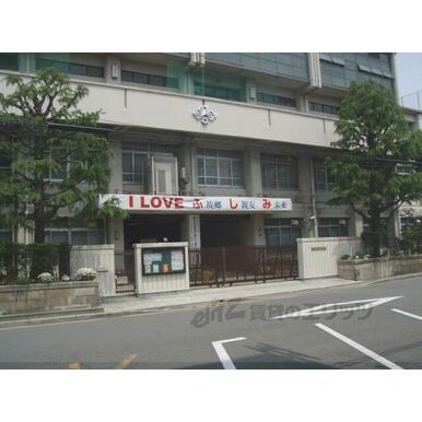 伏見中学校 距離：350m